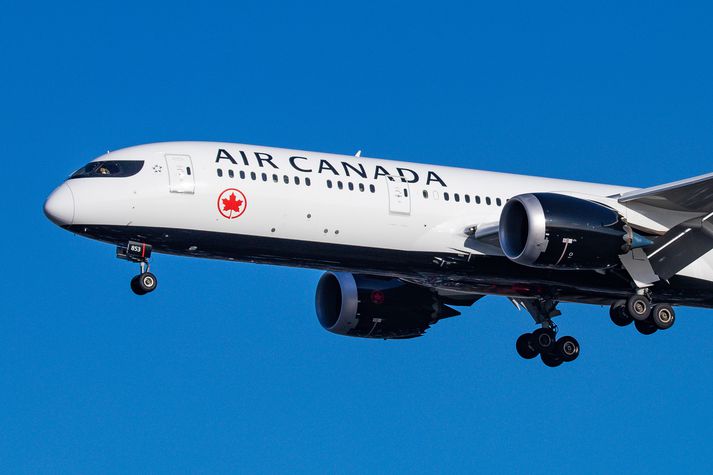 Boeing vél Air Canada í háloftunum.