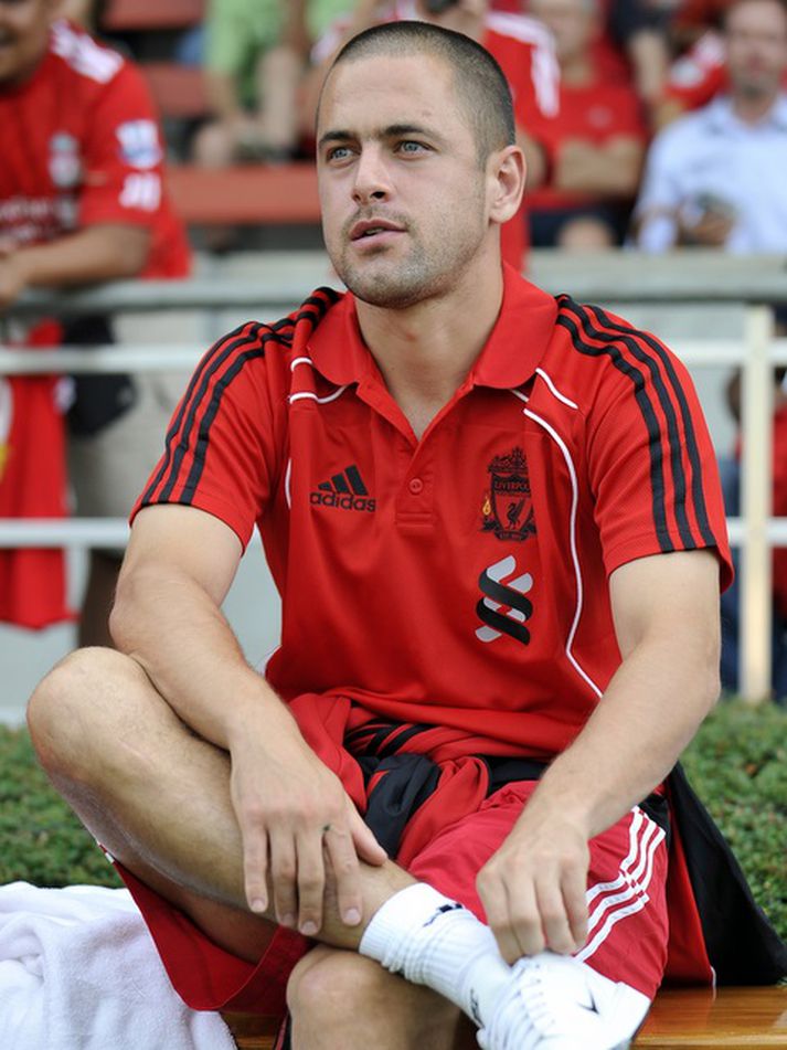 Joe Cole horfir á leik með Liverpool í gær.