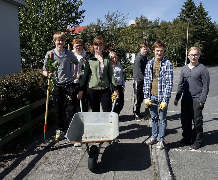 Vinnan göfgar manninn Hundruð reykvískra ungmenna hófu sumarvinnuna í blíðunni í gær. Fréttablaðið/GVA