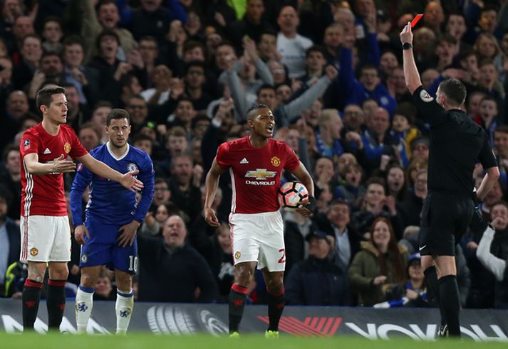 Michael Oliver sýnir Ander Herrera rauða spjaldið í leik Manchester United og Chelsea í 8-liða úrslitum ensku bikarkeppninnar.