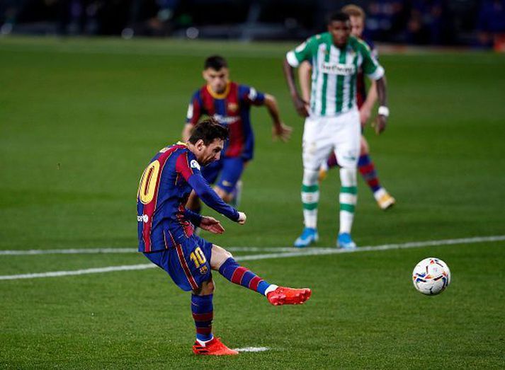 Lionel Messi sparkar vitaspyrnunni inn.