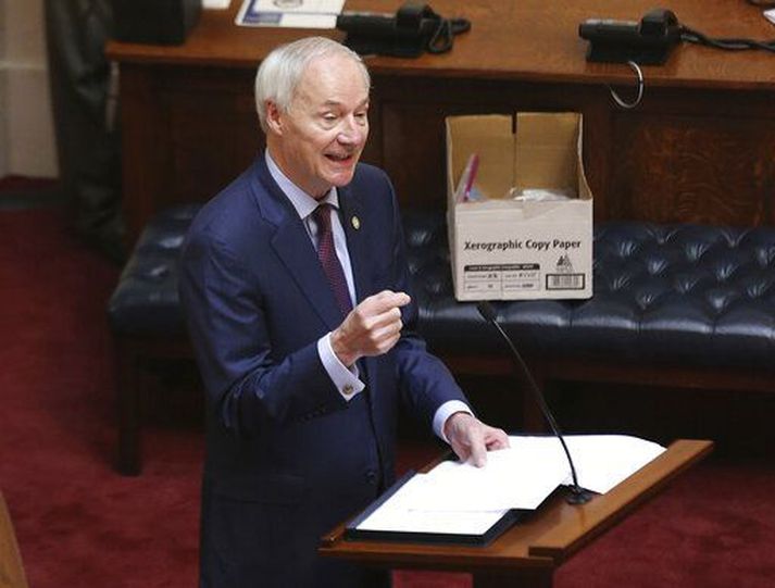 Asa Hutchinson, ríkisstjóri, synjaði lögunum staðfestingar eftir að hafa rætt við barnalækna og félagsráðgjafa. Flokksbræður hans hunsuðu vilja hans.