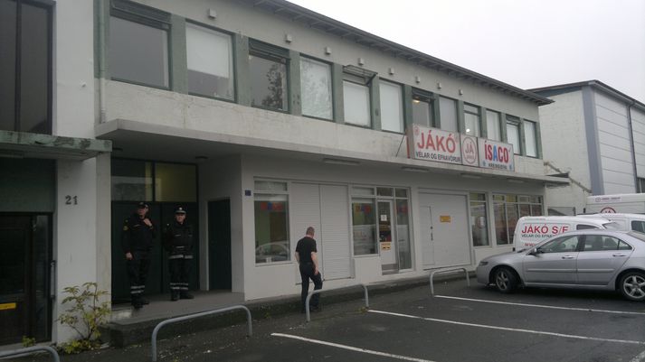 Mennirnir höfðust við á efri hæð hússins sem er í Auðbrekku í Kópavogi.