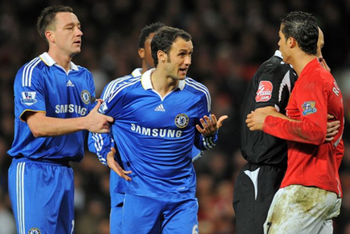 Löndunum Ricardo Carvalho og Cristiano Ronaldo lenti saman í fyrri hálfleik og fengu báðir gult spjald