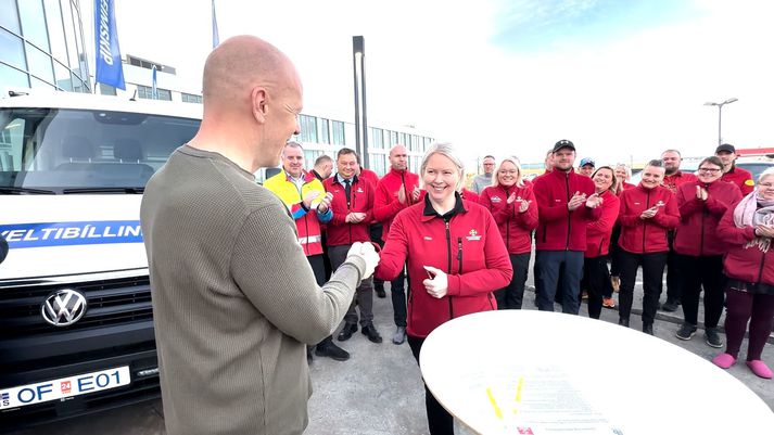 Borghildur Fjóla Kristjánsdóttir formaður Slysavarnafélagsins Landsbjargar, veitti gjöfinni móttöku frá Páli Halldóri Halldórssyni, formanni Brautarinnar.