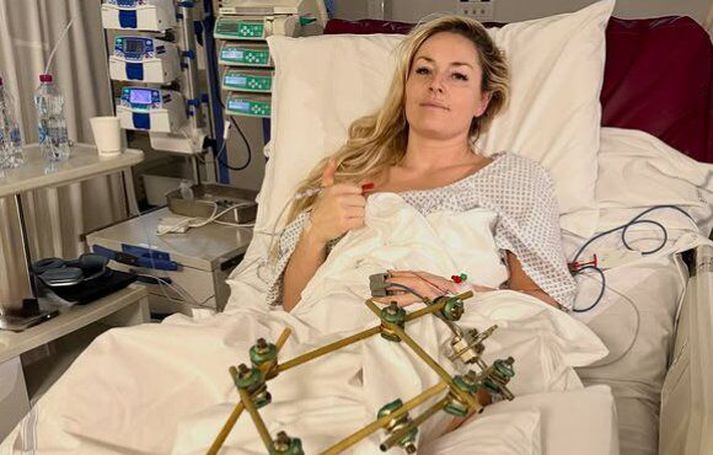 Lindsey Vonn hefur legið í sjúkrarúmi  og ekki staðið upp í meira en viku. Hún er loksins komin heim til Bandaríkjanna.