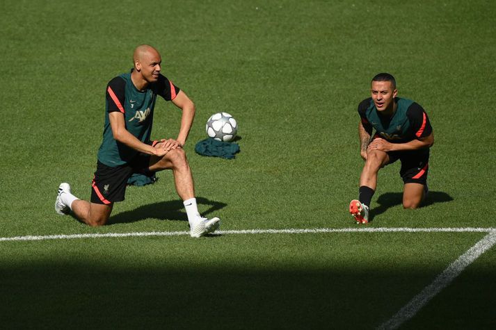 Fabinho og Thiago liðka sig til á æfingu Liverpool á Stade de France í dag.