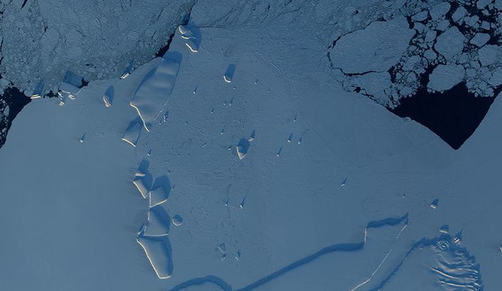 Vatnið undir hafísnum við Suðurskautslandið verður saltari og þéttari en sjórinn fyrir neðan og sekkur því. Ferskvatn frá bráðnandi jöklum raskar þessari hringrás og gerir hlýrra vatni kleift að komast að rótum skriðjökla.