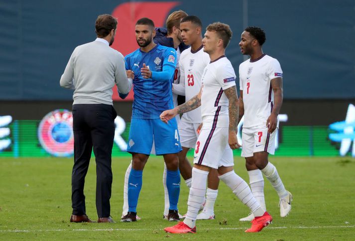 Gareth Southgate tekur í spaðann á Guðlaugi Victori Pálssyni eftir landsleik Íslands og Englands á Laugardalsvelli í september, sem England vann 1-0.