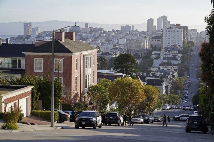 Lögregluþjónar við heimili Pelosi-hjóna í San Francisco.