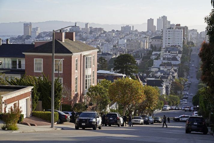 Lögregluþjónar við heimili Pelosi-hjóna í San Francisco.