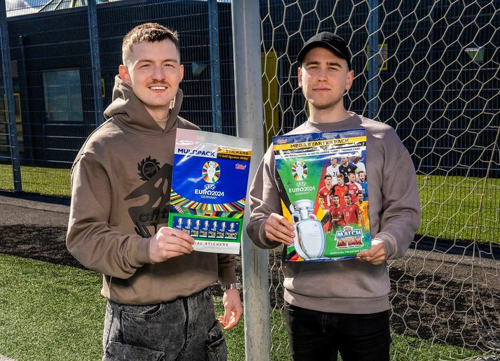 Áhrifavaldurinn Eggert Unnar Snæþórsson (t.v.) og Úlfar Konráð, vörumerkjastjóri Match Attax hjá Artasan, eru báðir mjög spenntir fyrir Evrópumóti karla í fótbolta sem fer fram í Þýskalandi í sumar. Hluti af stemningunni felst í því kaupa  Match Attax safnspilin ásamt hinum sívinsælu límmiðabókum.