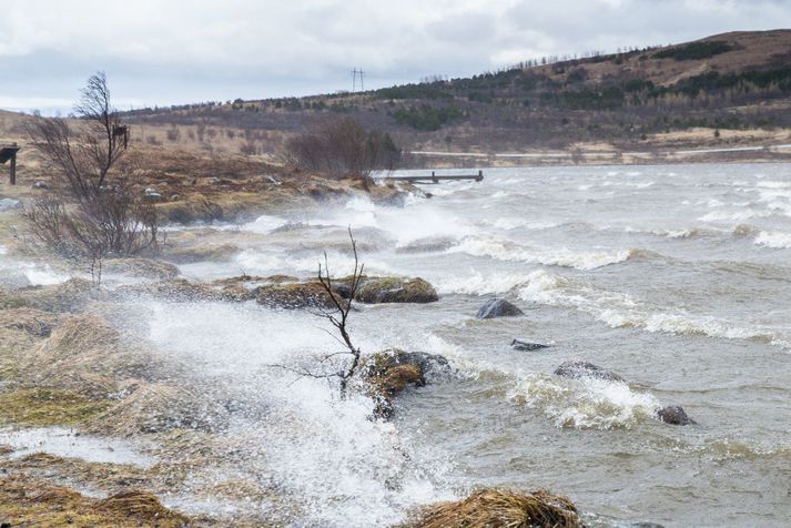 Von er á sterkum vindhviðum víða um land í dag.