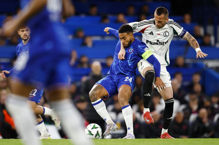 Reece James fyrirliði Chelsea í baráttunni við Tomas Pekhart, fyrirliða Legia Varsjá.