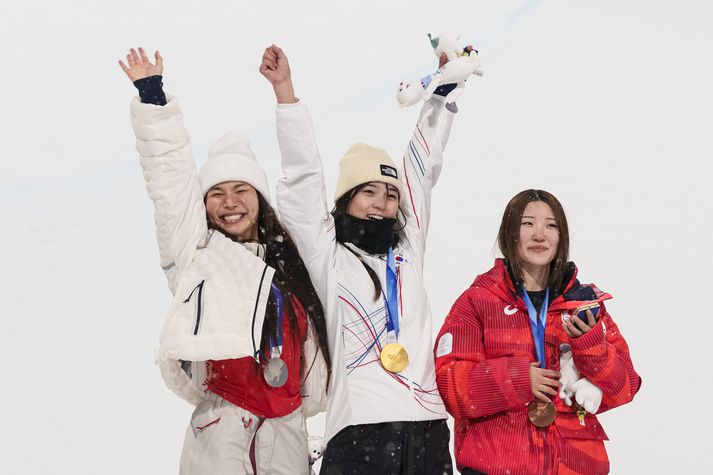 Silfurverðlaunahafinn Chloe Kim og gullverðlaunahafinn Gaon Choi fagna verðlaunum sínum en við hlið þeirra er bronsverðlaunahafinn Mitsuki Ono.