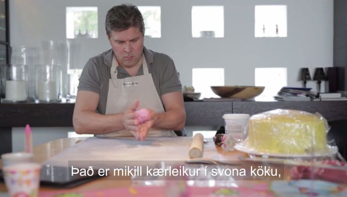 Bjarni sést hér einbeittur á svip í upphafi myndbandsins sem er með yfir 1000 læk á Facebook.