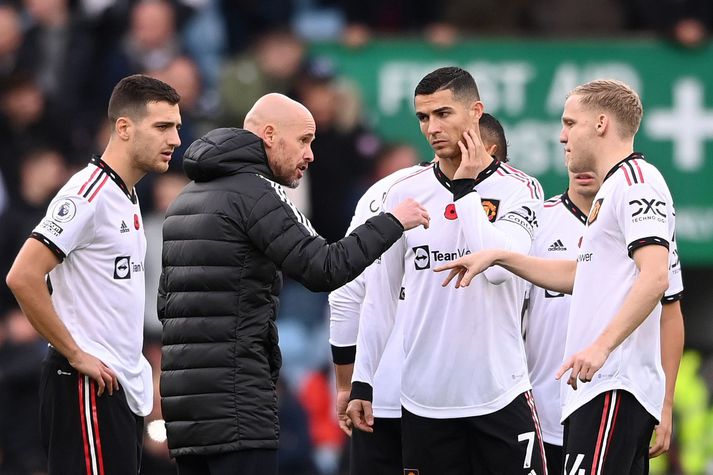 Erik Ten Hag segir sínum mönnum til í leiknum gegn Aston Villa í dag.