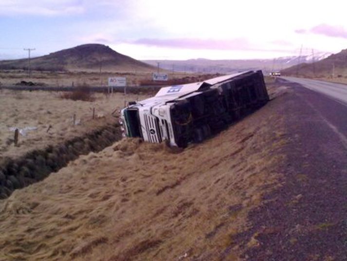 Flutningabíll fauk út af. Mynd/ Kristófer Helgason.