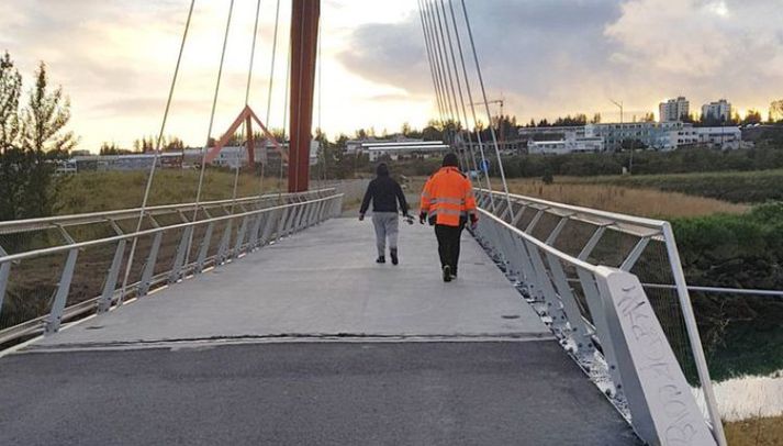 Spígsporað með veiðistöng á brúnni við Geirsnef.