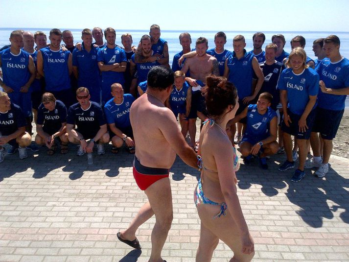 Færa sig takk. Það gekk ekki áfallalaust að ná hópmynd af strákunum á göngunni í morgum. Þeir höfðu þó gaman af trufluninni eins og sjá má.