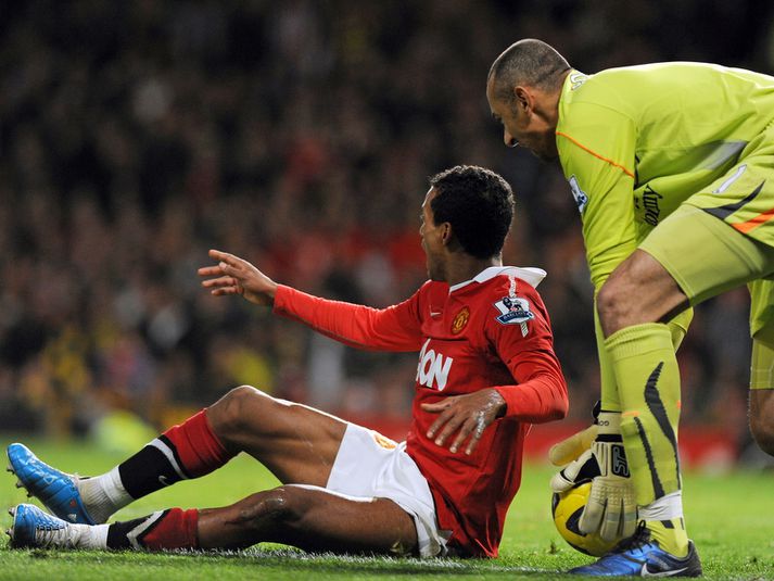 Heurelho Gomes tekur hér boltann á meðan Nani biður um víti en skömmu síðar var Nani búinn að stela af honum boltanum og skora.