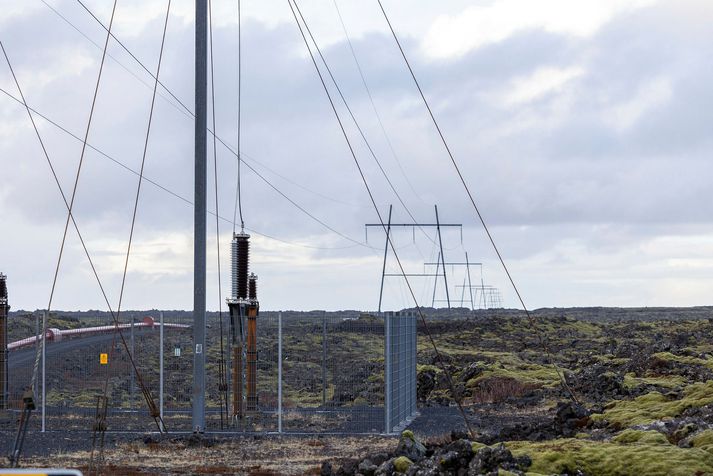 Ragmagnslínur á Reykjanesi. Bæjarstjórn Voga vill Suðurnesjalínu 2 í jarðstreng en Landsnet segir það ekki góðan kost.