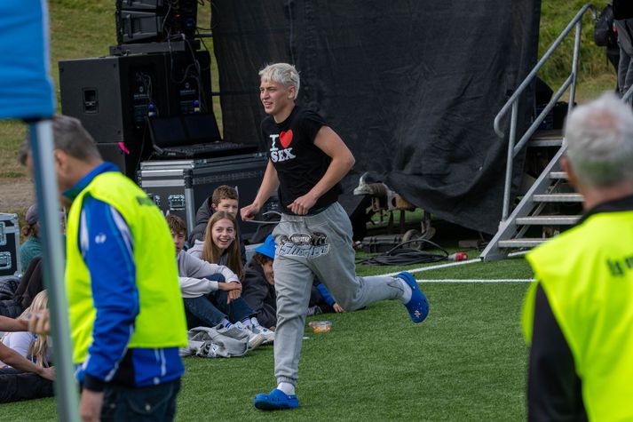 Áhorfendur fylgjast með af innlifum á meðan Crocs-kappinn hleypur hringinn.