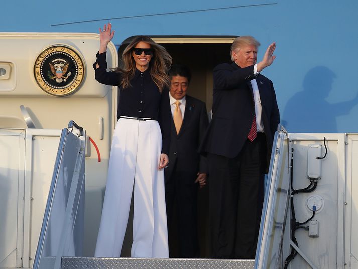 Melania og Donald Trump stíga út úr flugvél forsetans.