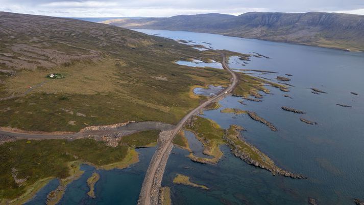 Neðan Hallsteinsness liggur vegurinn um vogskorna ströndina. Séð inn Þorskafjörð.