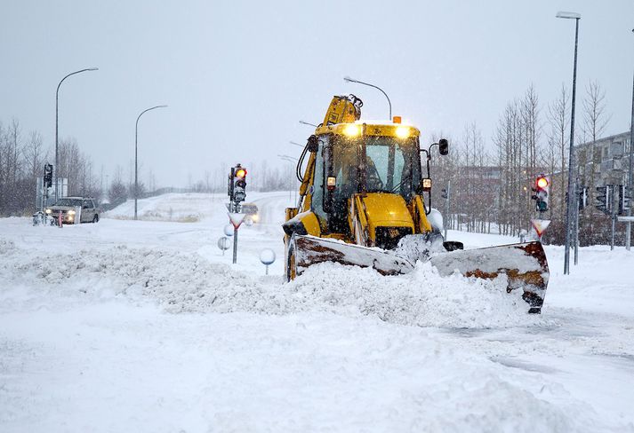 Á flestum leiðum í kringum Reykjavík, á Hellisheiði og í Þrengslum er hálka og skafrenningur. Þá er hálka og snjókoma á stofnbrautum á höfuðborgarsvæðinu.