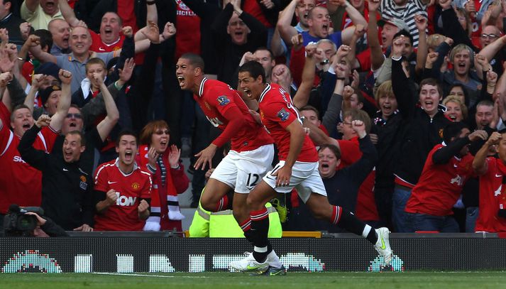 Smalling, til vinstri, fagnar ásamt Javier Hernandez.
