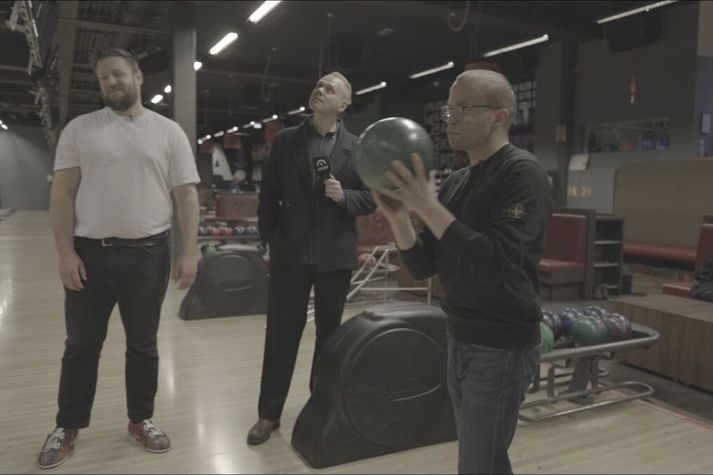 Nablinn lenti snemma í vandræðum því hann gleymdi keiluhanskanum heima.