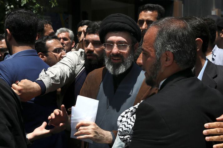 Mojtaba Khamenei, sonur Ayatollah Ali Khamenei, er talinn líklegur arftaki. 
