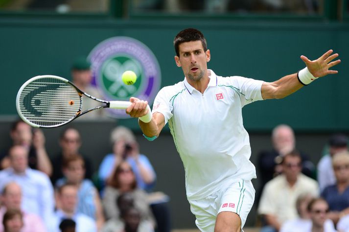 Djokovic mundar forhöndina á aðalvellinum í dag.