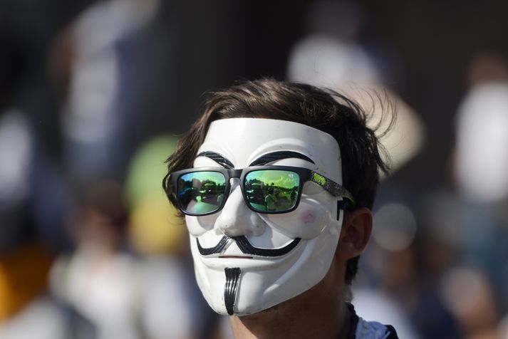 Mótmælandi í Caracas býður ríkisstjórn Maduro birginn.