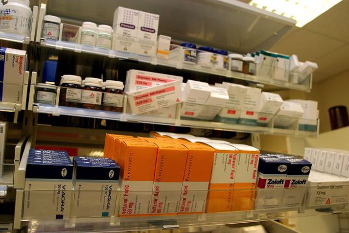 Mjög flókið og tímafrekt getur verið að stofna lyfjafyrirtæki og koma nýjum lyfjum á markað. Einkaaðilar telja að opinber lyfjaverslun væri síst til þess fallin að tryggja samkeppni á markaðnum.Fréttablaðið/pjetur