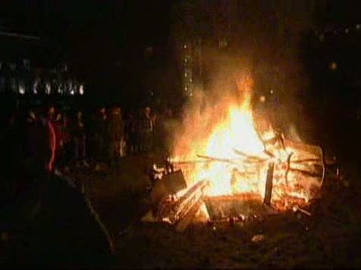 Mótmælendur kveiktu risabál þar sem meðal annars brenna tveir bekkjanna sem prýddu Austurvöll.