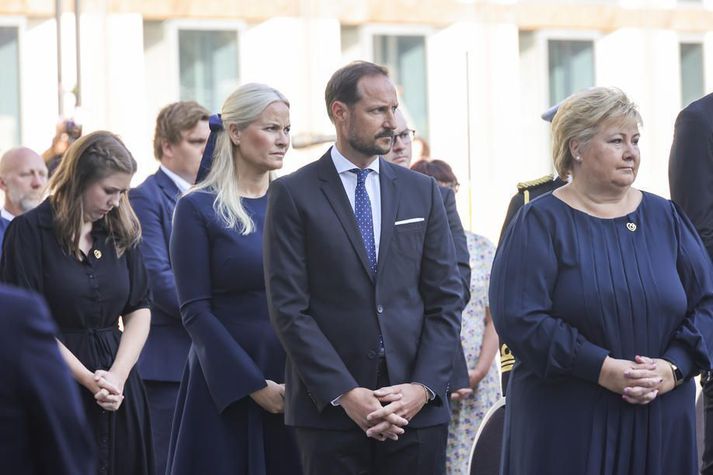 Hér eru Hákon Magnús, Metta Marit, prinsessa, og Erna Solberg, forsætisráðherra, við minningarathöfnina í morgun.