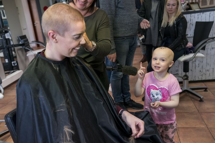 Alexandra Sif Herleifsdóttir hafði með sér góða vinkonu sína þegar hárið var rakað af í dag. 