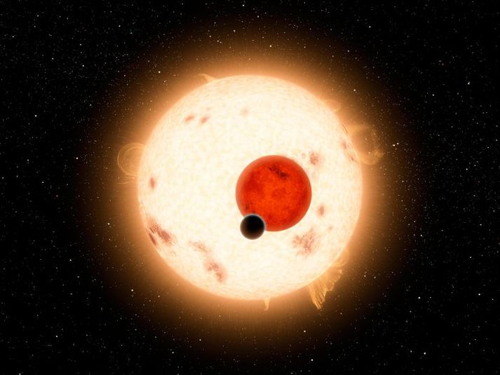 Reikistjarnan Kepler-16b gengur á braut um svokallað tvístirni, eða tvær sólir. Hún er í um 200 þúsunda ljósára fjarlægð. Myndin er útbúin af starfsfólki NASA. Mynd/NASA