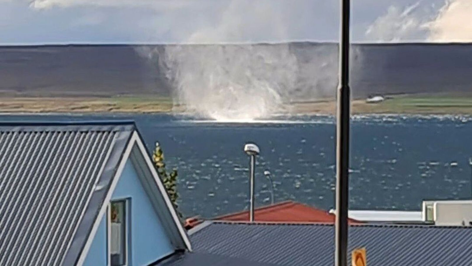 Mikill vatnsstrókur í Mið­firði