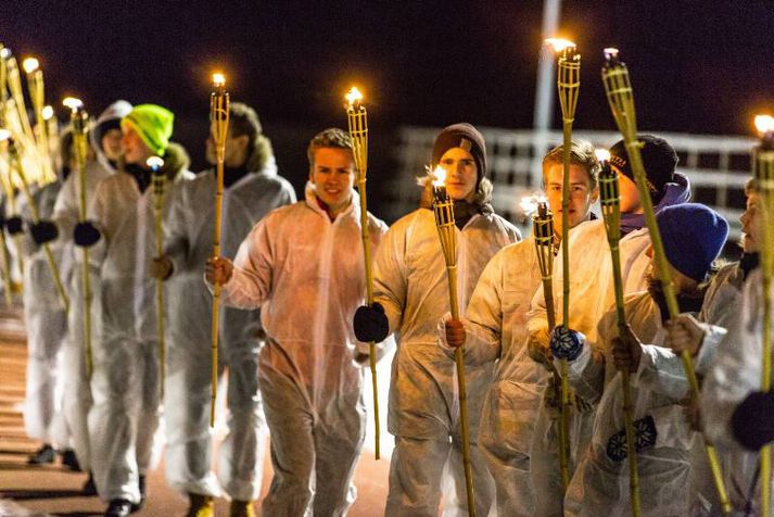 Kyndlaberarnir voru hundrað talsins.