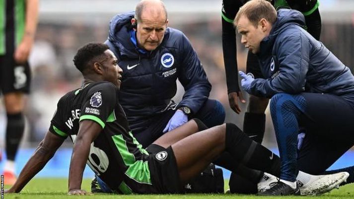 Welbeck fór meiddur af velli um helgina 
