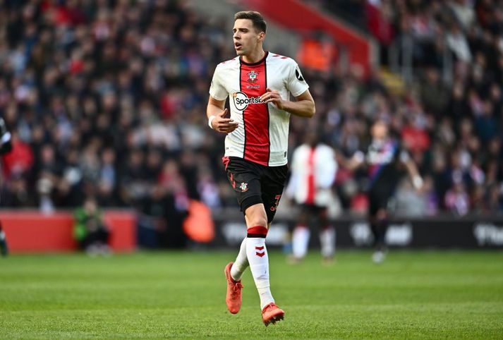 Southampton féll úr ensku úrvalsdeildinni í vor en hefur keppni í næstefstu deild í kvöld.