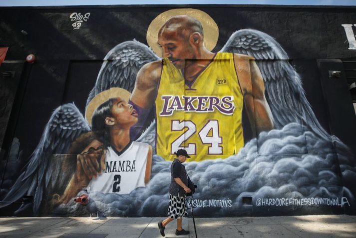 Veggmynd með Kobe Bryant og dóttur hans Gianna Bryant.