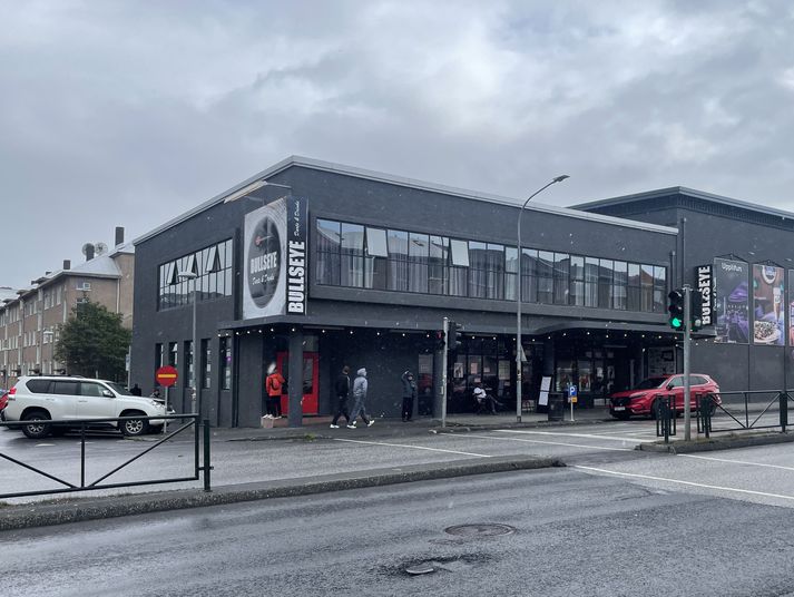 Austurbæjarbíó hafði lengi verið einn helsti viðburðastaður Reykjavíkur þar til því var breytt í safn og síðar pílubar. Barinn lifir enn góðu lífi en nú hefur staðnum aftur verið breytt í tónleikahús.