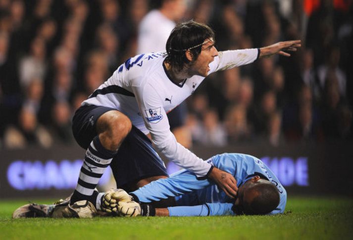 Vedran Corluka, varnarmaður Tottenham, kallar á aðstoð eftir meiðsli Gomes í kvöld.