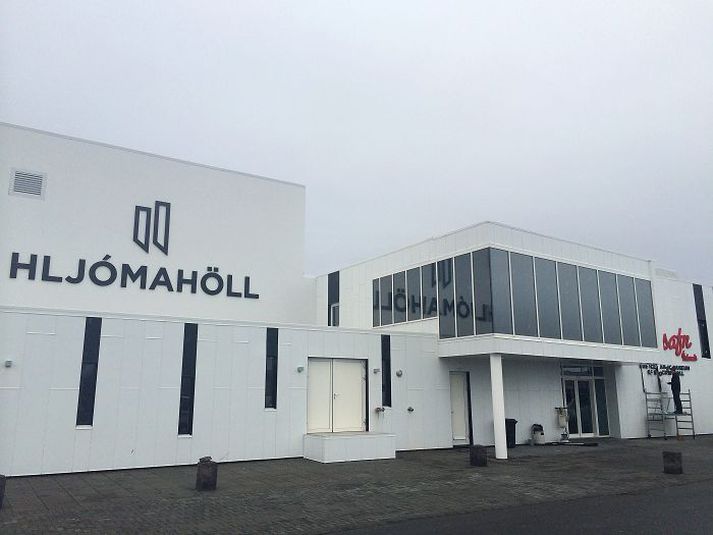 Verið að leggja lokahönd á húsið. Formleg opnunarhátíð fer fram í dag og kemur fram fjöldi listamanna.