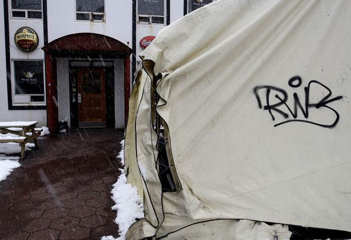 Lokað Menningarknæpunni Grand Rokki hefur verið lokað. Svo er að sjá að einhver hafi krotað „RIP“ á reykingatjaldið fyrir utan staðinn. Fréttablaðið/Valli