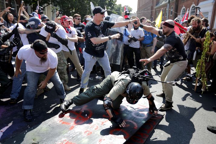 Komið hefur til átaka milli mótmælendahópanna tveggja í Charlottesville í dag.